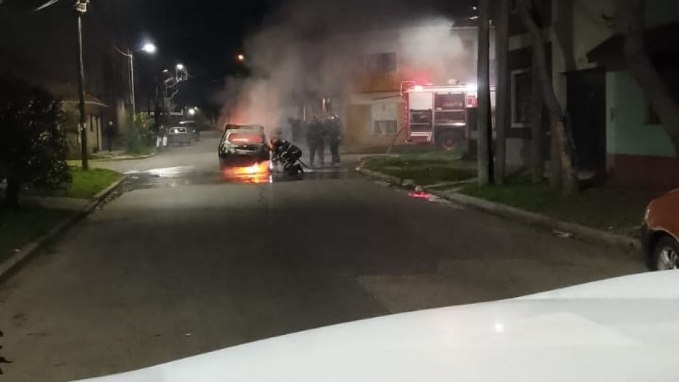 Susto en Bernal Oeste: el incendio de un auto atormentó a los vecinos