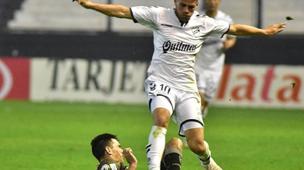 Quilmes no aprovechó las que tuvo y lo pagó caro en el arco propio