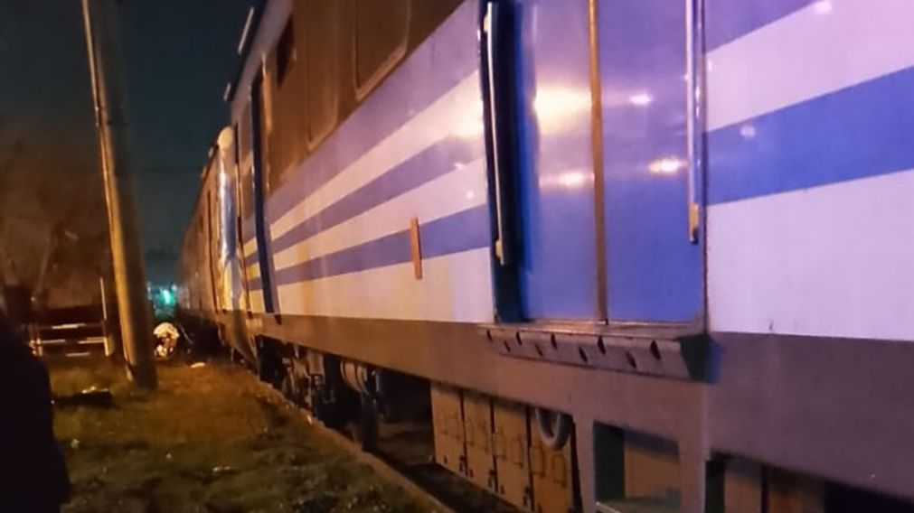 Motociclista perseguido por la policía fue embestido por un tren y logró escapar