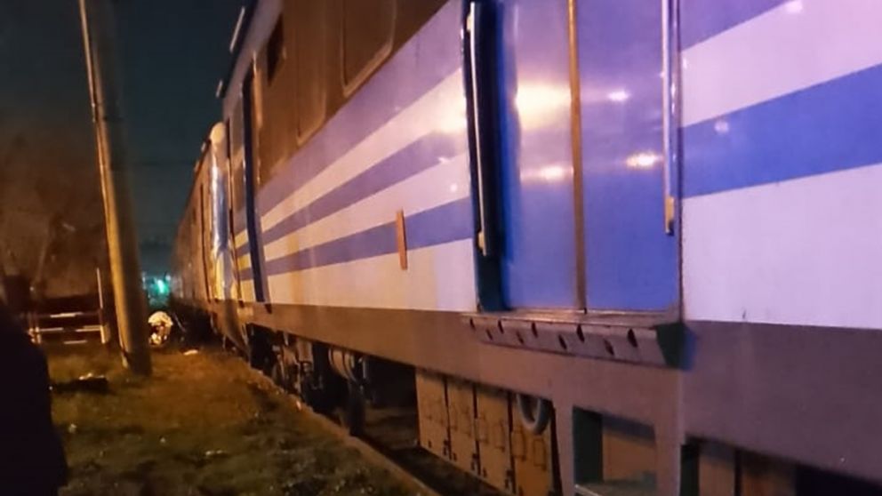 Motociclista perseguido por la policía fue embestido por un tren y logró escapar