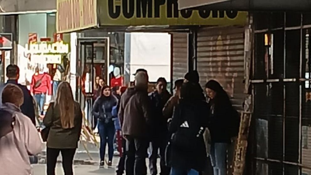 Delincuentes armados robaron $250.000 y joyas en pleno centro: los buscan intensamente
