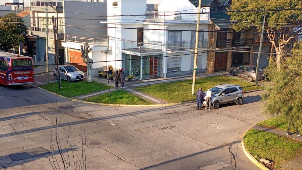 Accidente entre un auto y un colectivo en Quilmes Oeste