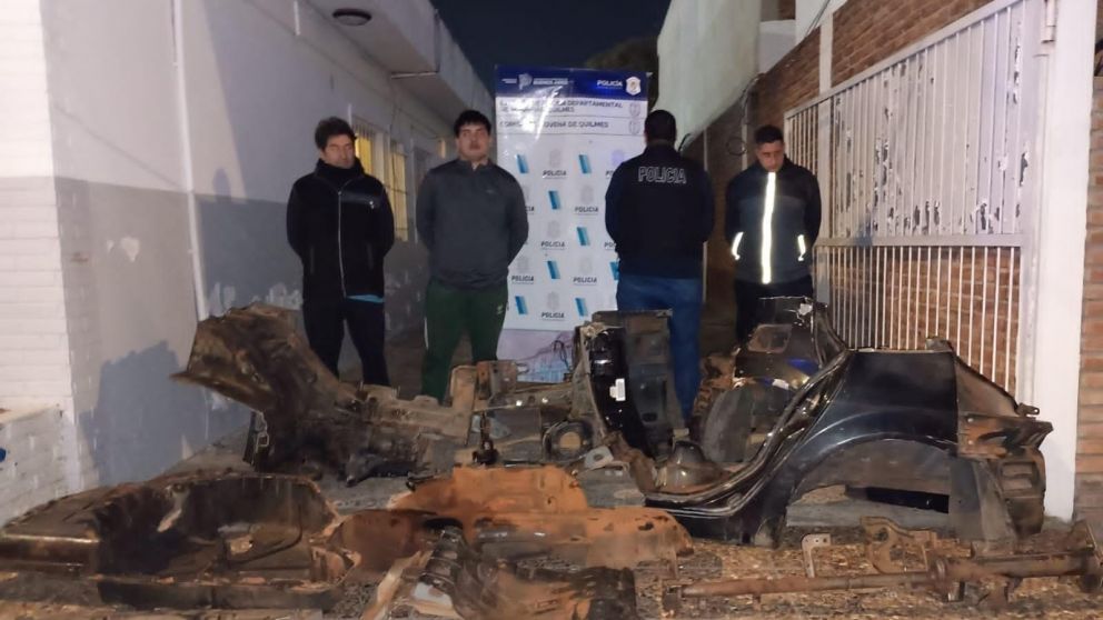 Cazados in fraganti: tiraban autopartes en la calle y terminaron presos