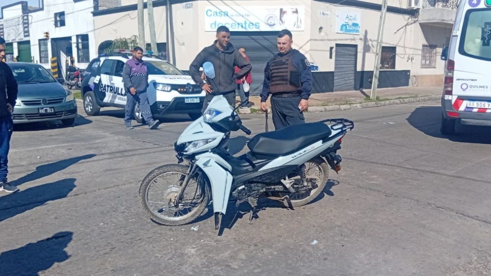 Colisionaron una moto y un auto en plena tarde en Quilmes Este