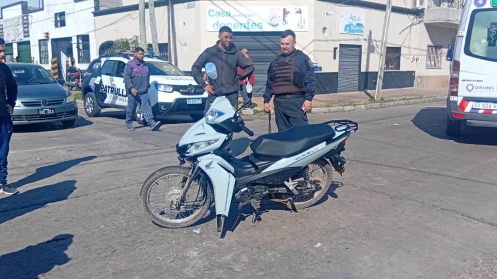 Colisionaron una moto y un auto en plena tarde en Quilmes Este