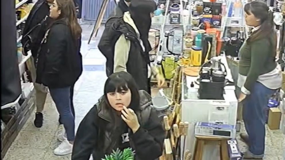 Macheras robaron en un comercio de Solano