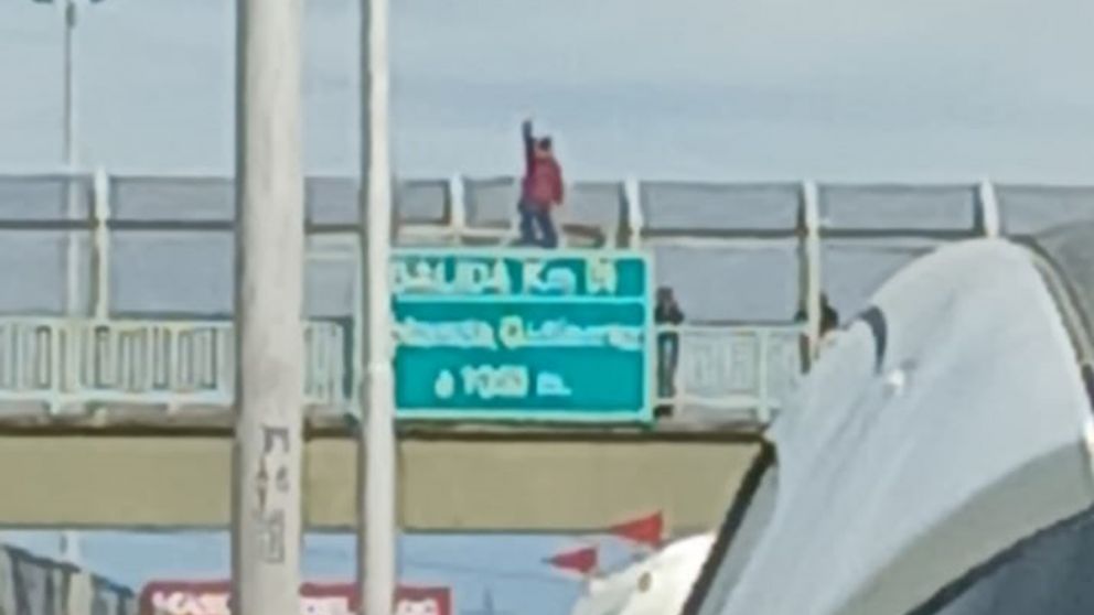 Colapso en la Autopista Buenos AiresLa Plata por un intento de suicidio en el puente de Gutiérrez