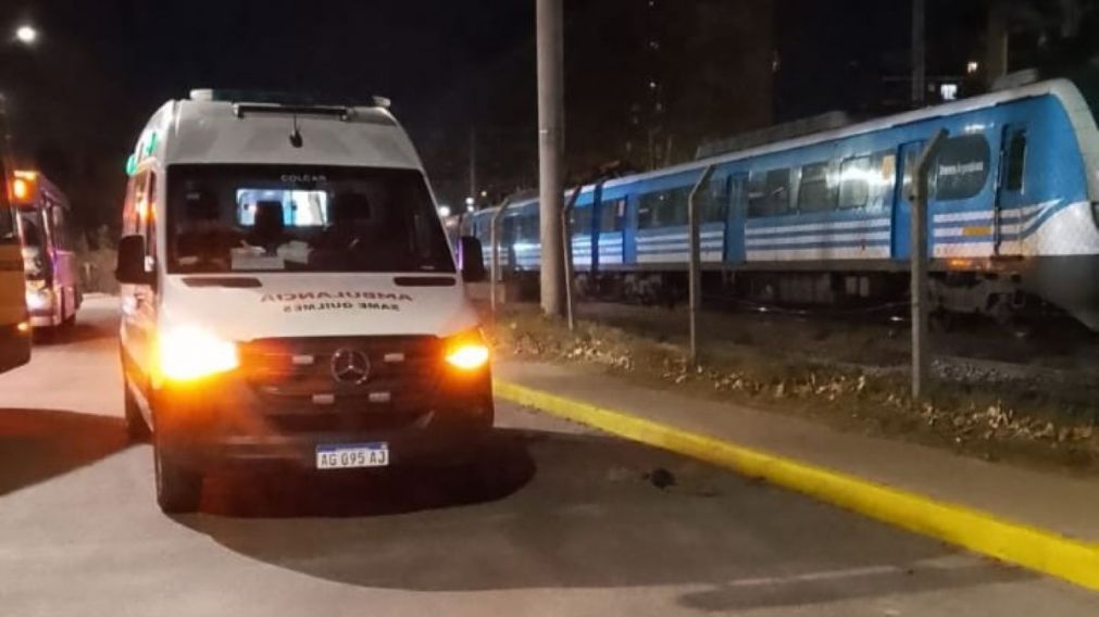 Estaci�n de Bernal: se acost� en las v�as y lo mat� el tren
