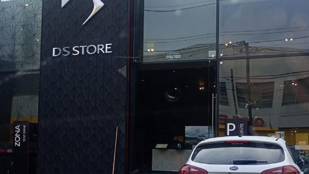 Robaron en una concesionaria: rompieron una puerta y se llevaron ropa y un monitor