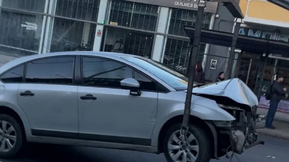 Un automovilista choc� un sem�foro en Quilmes Oeste y caus� caos en el tr�nsito