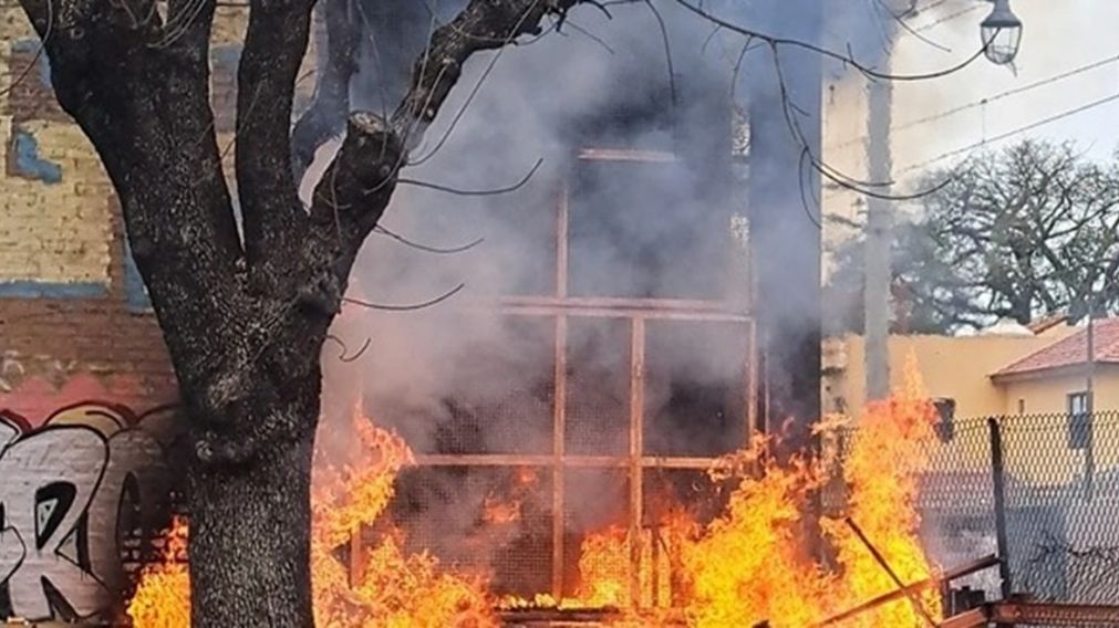 Ardió una casilla frente al paso bajo nivel de Alberdi y el fuego casi se propaga a una fábrica