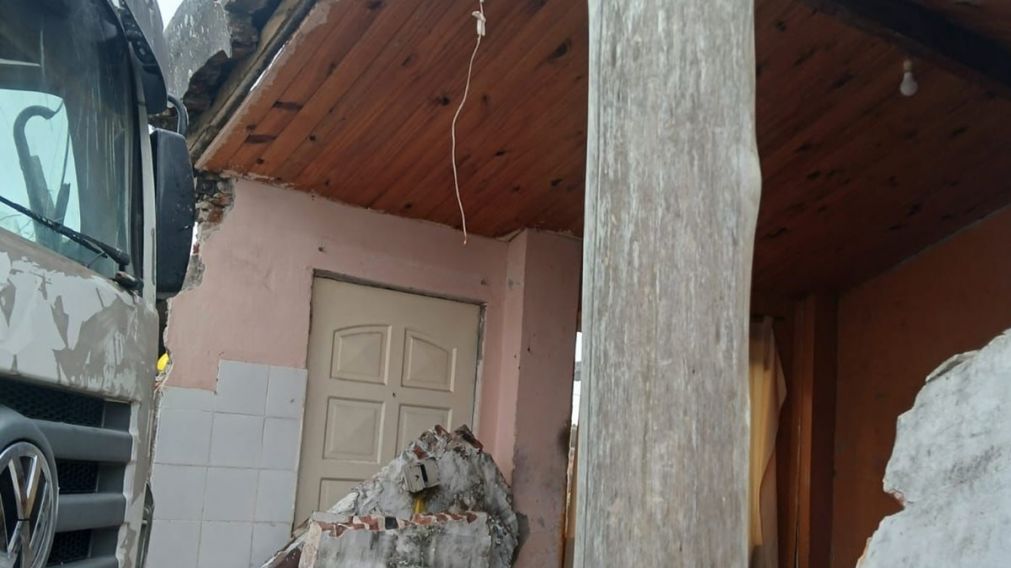 Momentos de terror: camión se incrusta en una casa y derrumba el frente con gente adentro