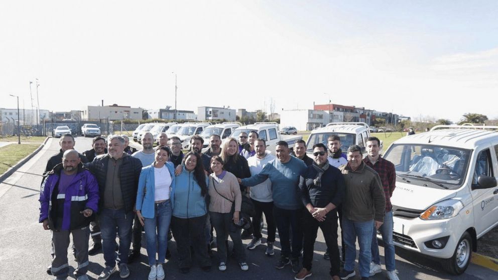 Mayra Mendoza presentó diez nuevas camionetas para Servicios Públicos