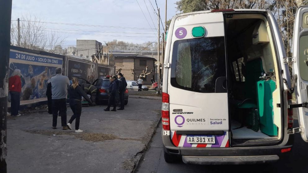 Impactante accidente: descompensado al volante, cruzó la avenida y chocó contra una pared