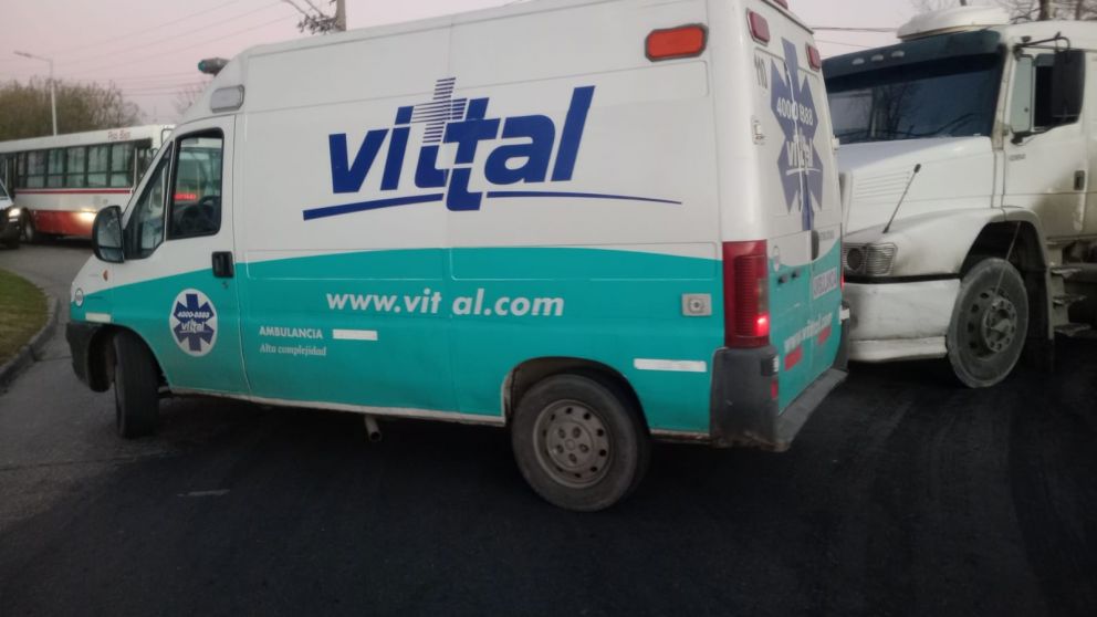 Grave accidente en Avellaneda: un motociclista murió arrollado por un camión