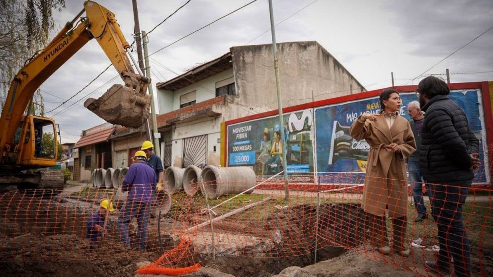 Mayra Mendoza supervisó una obra de desagües en La Florida