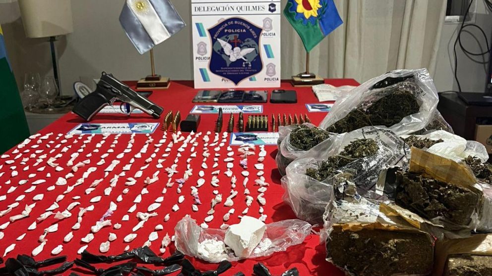 ¡Terrible hallazgo! Cae banda narco con kilos de droga y armas en dos casas