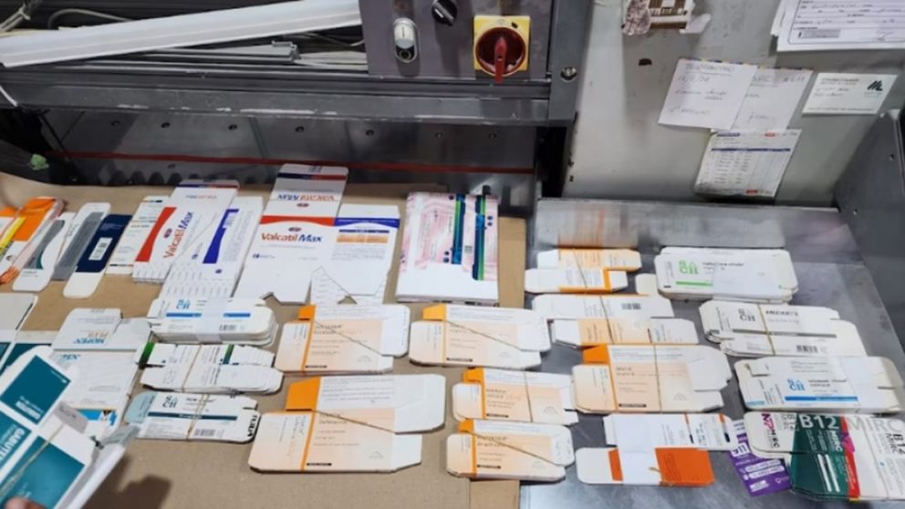 Desbaratan imprenta ilegal en la ciudad: falsificaban marquillas de cigarrillos y guardaban fármacos truchos