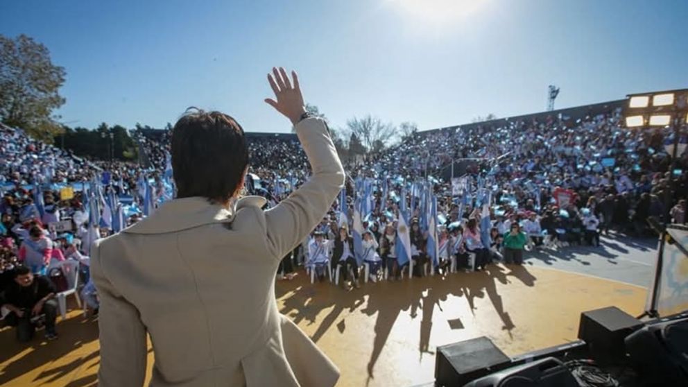 Miles de alumnos y alumnas prometieron lealtad a la bandera: d�nde y qui�nes participaron del multitudinario acto