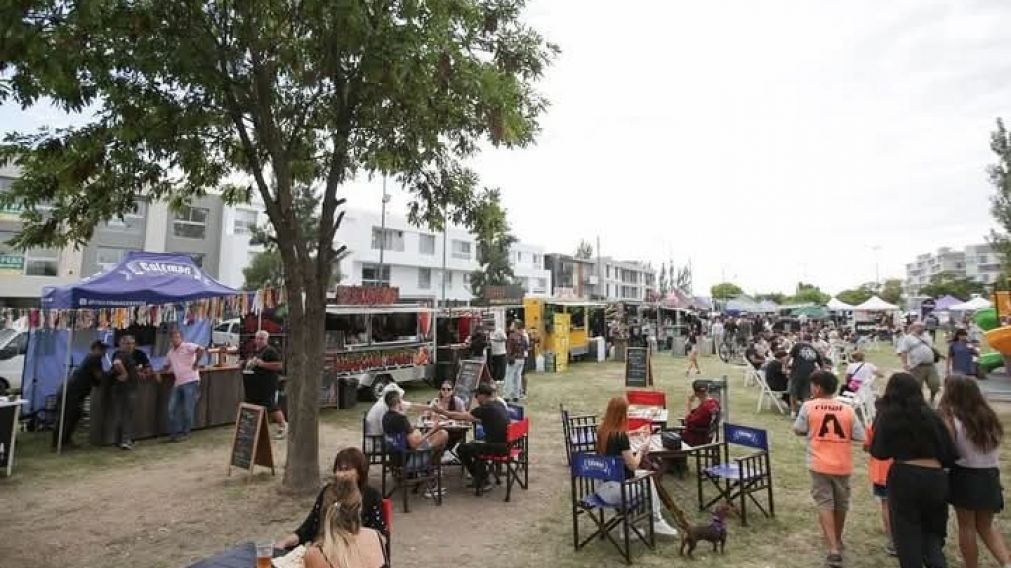 Mayra Mendoza recorri� el Festival Cervecero del Parque Lineal Don Bosco