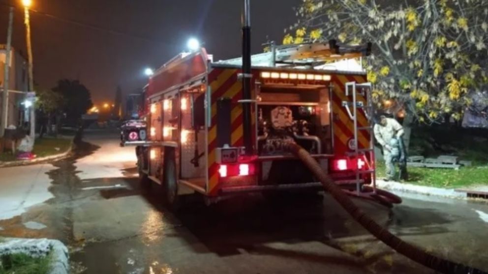 Incendio de gran magnitud afectó a una vivienda en Quilmes Oeste