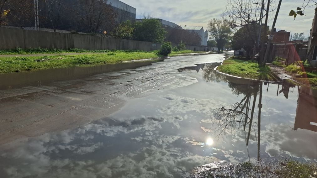 Vecinos del Parque Industrial se reunieron con funcionarios por calles anegadas