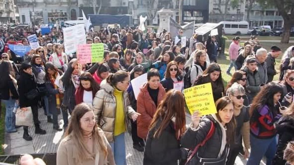 Mayra Mendoza form� parte de la marcha contra el ajuste en discapacidad: "Es crueldad planificada"