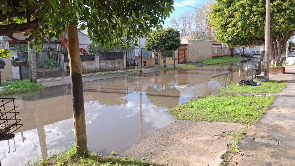 Vecinos del barrio 25 de Mayo denuncian calles anegadas: ¿Cuál es el motivo según ellos?