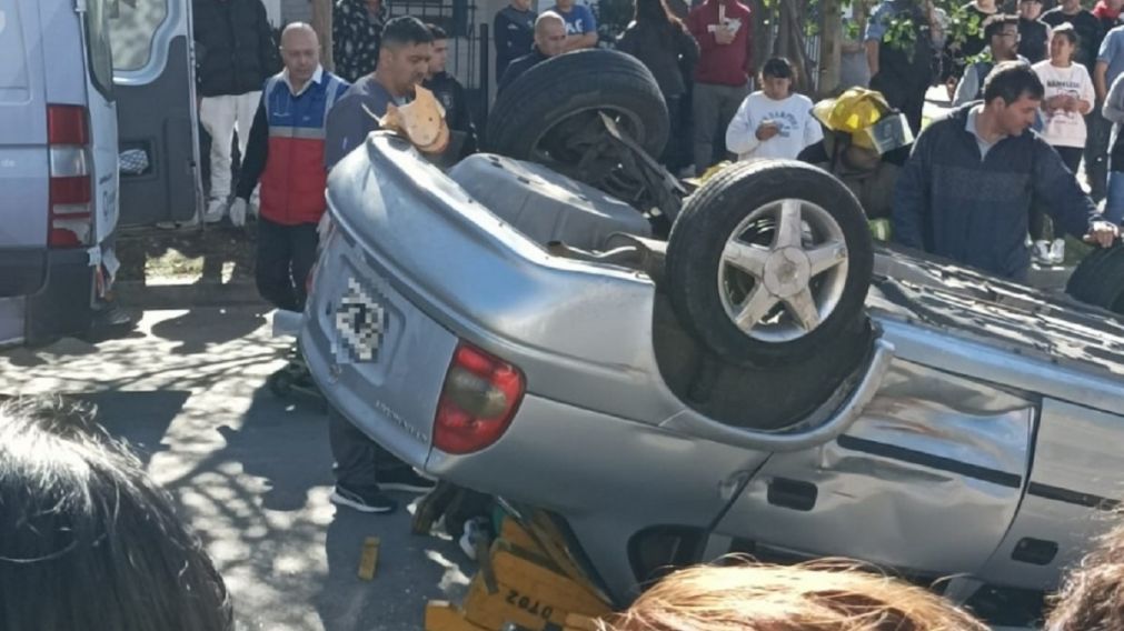 Violento vuelco: personas atrapadas tras un impactante accidente