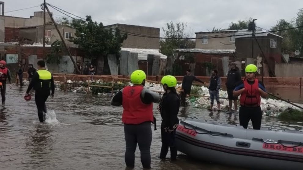 Drama en Quilmes Oeste: un hombre se arrojó al arroyo Las Piedras y es intensamente buscado