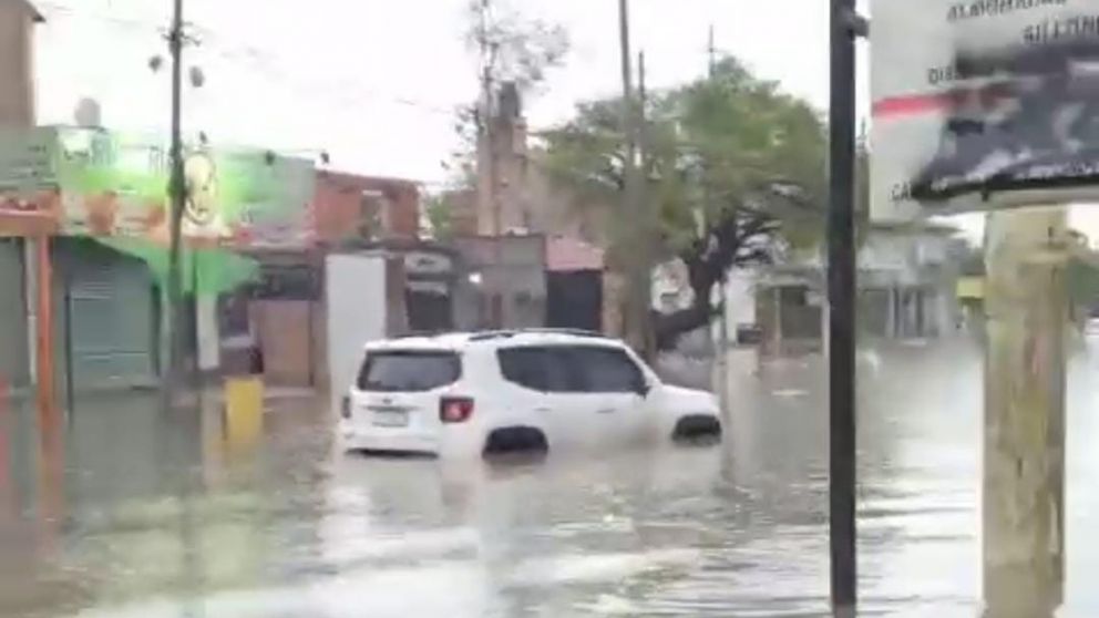 Sin piedad: le sacaron las ruedas a una camioneta que no pudo avanzar por la inundación