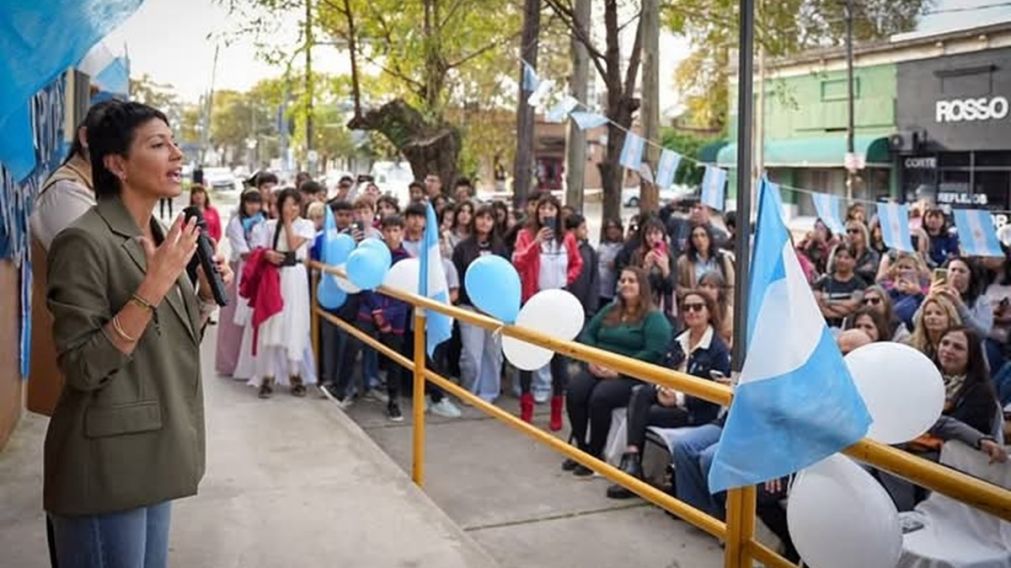 Patricias Argentinas: Escuela llev� a cabo acto de imposici�n de nombre con  la presencia de Mayra Mendoza