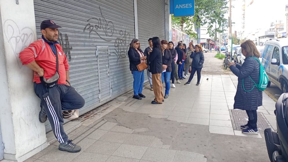 Este programa social tiene como objetivo brindar un apoyo económico transitorio a aquellas personas que han perdido su fuente de ingresos laborales.