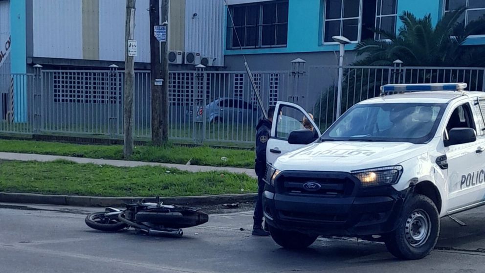 Fuerte choque en Quilmes Oeste: un motociclista herido