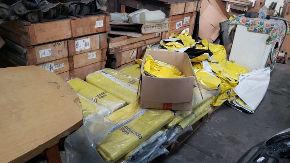 Modalidad "hormiga": detuvieron a dos empleados por robar productos de Mercado Libre