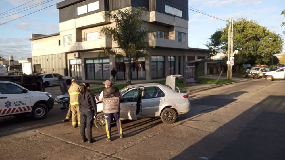 Choque y vuelco en Quilmes: un herido fue trasladado al hospital