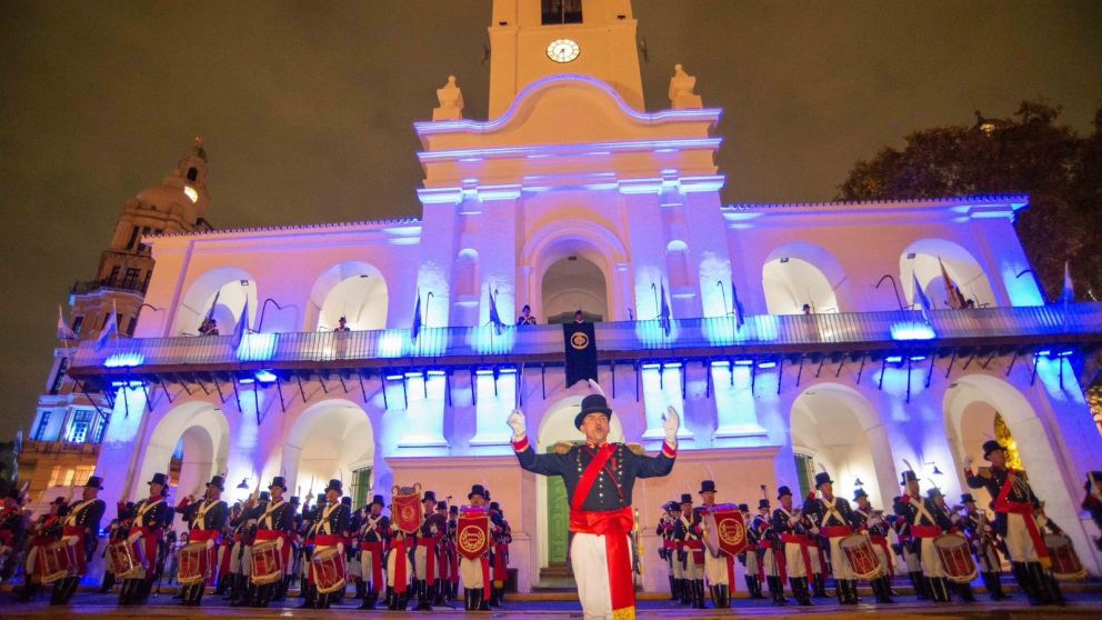 ¿Hay feriado puente y fin de semana largo por el domingo 25 de mayo?