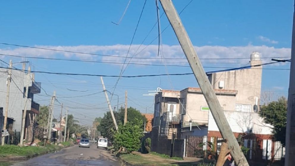 Tardaron 11 días en atender el reclamo por un poste caído: dónde y qué afecto