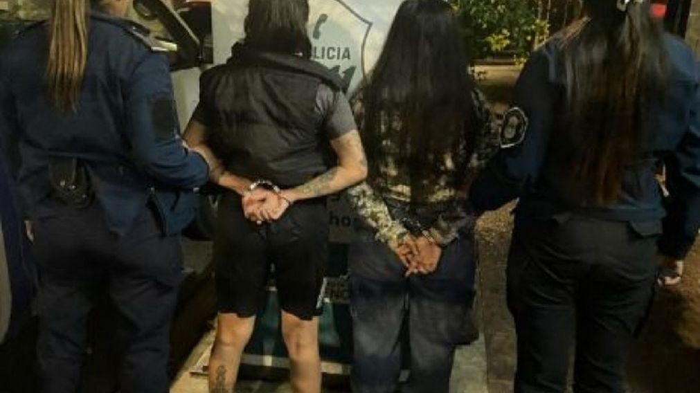 Dos mujeres desatan una batalla campal por celos en plena carnicería: fueron detenidas