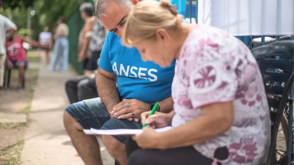 Conocé qué grupo de jubilados y pensionados quedará fuera del bono de $70.000 de ANSES y por qué (Imagen ilustrativa).