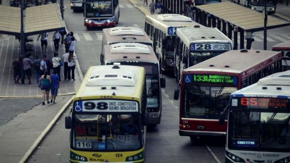 La línea de colectivos que tiene un trayecto clave en el AMBA.