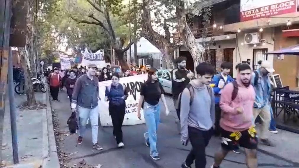 Quilmes: alumnos de la UNQ marcharon por las calles de Bernal