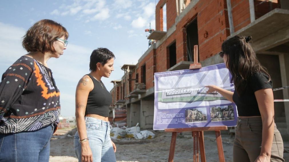 Mayra Mendoza recorrió la construcción de viviendas en Quilmes Oeste: cómo avanzan las obras