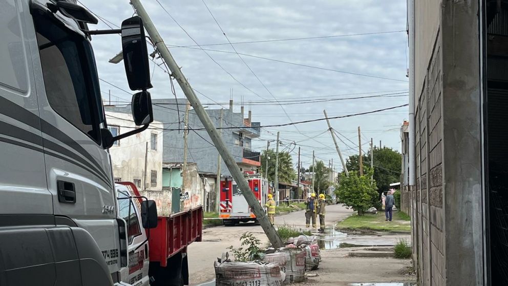 Camión enganchó cables, tiró postes y dejó a una cuadra entera sin luz
