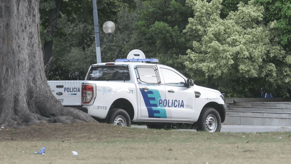 Misterio en Quilmes Oeste: hallan a un hombre acribillado y abandonado en plena calle