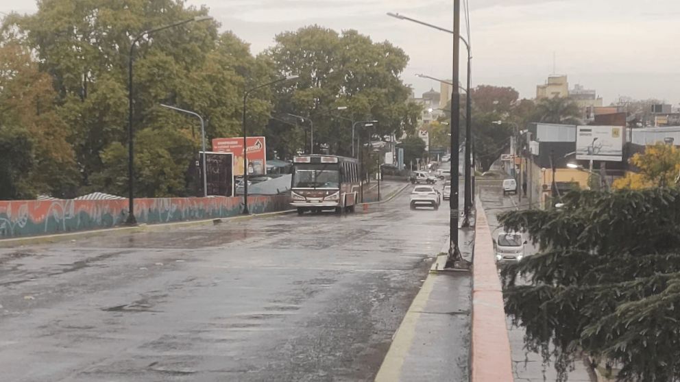 Complicaciones en el tránsito de Quilmes: un colectivo quedó varado en el puente 14 de Agosto