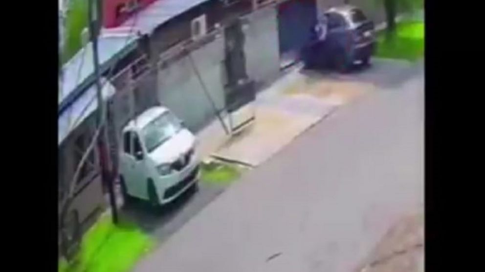 Brutal ataque: apuñaló a su ex esposa, hirió a su hijo y se entregó a la policía