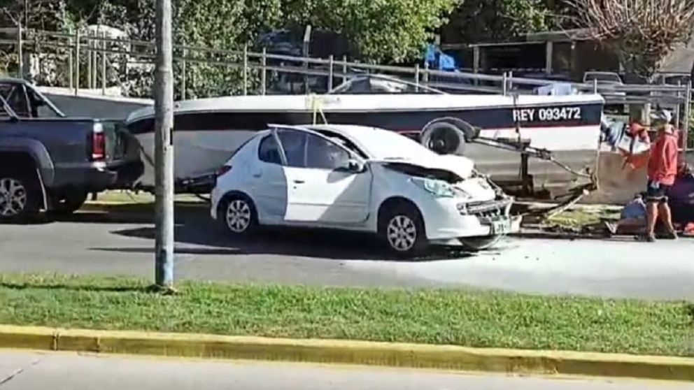 Revisaba el motor de su lancha y un auto lo atropelló: resultó herido en la cabeza y piernas