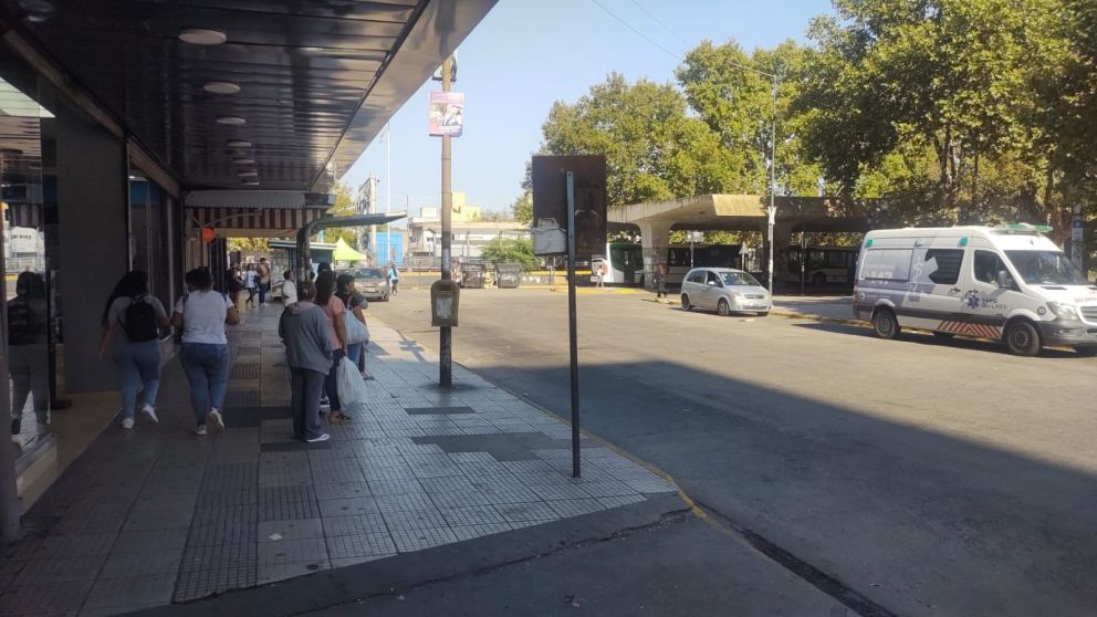 Quejas por la baja en la frecuencia del Expreso Villa Nueva: colectivos repletos y largas esperas