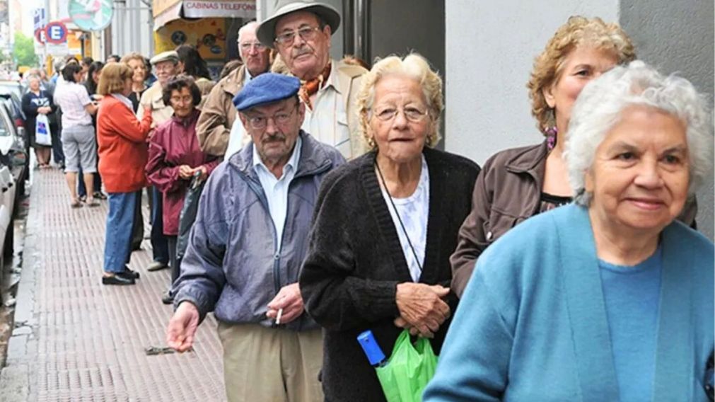 En marzo 2025, jubilados y pensionados tendr�n un nuevo aumento y, adem�s, percibir�n un bono de $70.000. �Cu�les son las fechas de cobro? (Imagen ilustrativa).